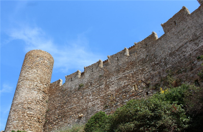 barc_tossa_castle_wall